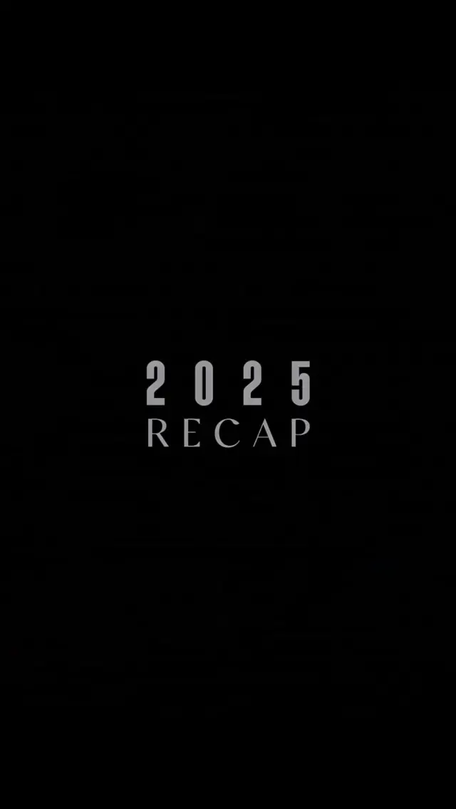 ✨ Si algo nos enseñó 2025, es que publicar un libro es mucho más que imprimir páginas ✨

Aprendimos que autopublicar
significa publicar sin límites,
decidir, crear y crecer con tu libro a tu manera.

Que la impresión bajo demanda
es una forma más consciente y sostenible de producir libros 🌱📚
solo lo que se necesita, cuando se necesita.

Que los ebooks nos permiten llevar nuestras historias a cualquier parte,
cruzar fronteras y llegar a lectores estén donde estén 🌍📱

Que escribir bien importa tanto como la historia que quieres contar ✍️
porque una buena idea merece una buena forma.

Que una portada profesional y una maquetación cuidada
no son un detalle,
son la primera impresión de tu libro en el mercado.

Que la promoción no empieza el día que publicas,
empieza mucho antes,
cuando decides tomarte tu proyecto en serio 🚀

Que BoD-Cast es ese podcast que todo autor y autora debería escuchar 🎧
para aprender, inspirarse y entender mejor el mundo editorial.

Y que en Books on Demand
tu libro sigue siendo tuyo,
tus derechos de autor te pertenecen,
y tu historia puede vivir el tiempo que tú decidas ✨

Porque publicar un libro no es un final,
es el comienzo de algo muy grande 💛

Gracias a todas las personas, profesionales, autores y autoras, equipo y amigos BOD que nos habéis acompañado este 2025 🫶🏻

Nos vemos en 2026✨

#Autopublicación #marketing #ebooks #impresionbajodemanda #publicar